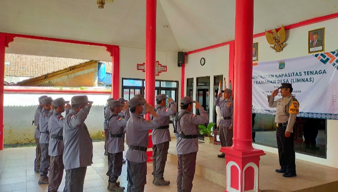 Optimalisasi Peran Linmas, Bhabinkamtibmas Lakukan Pembinaan Rutin tentang Kedisiplinan