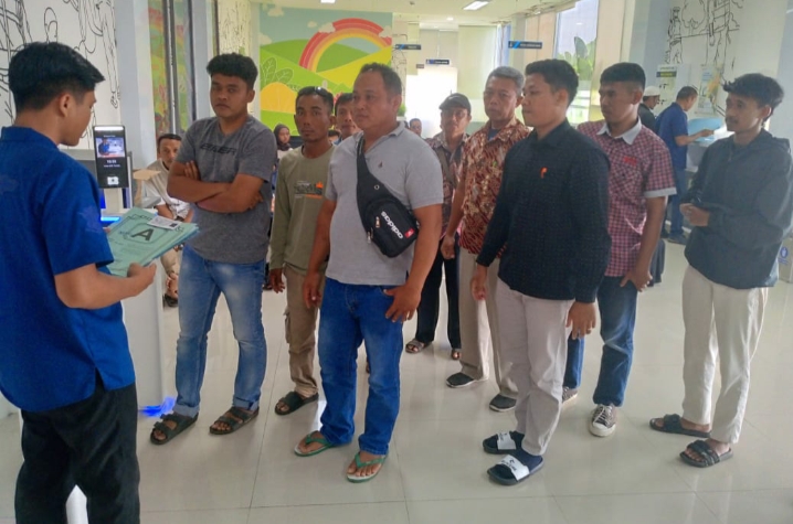 Warga Bandungrejo Bantur Buat SIM di Satpas Prototype Polres Malang