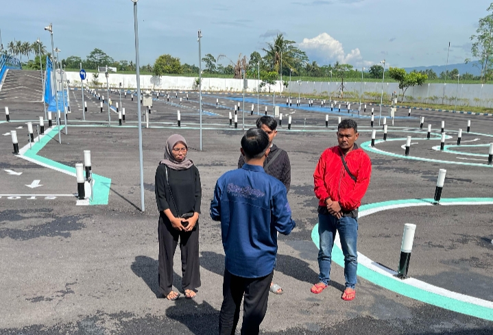 Warga Bandungrejo Bantur Buat SIM di Satpas Prototype Polres Malang