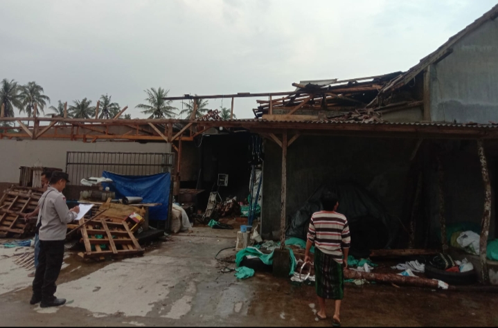 Gercep Polsek Gondanglegi Datangi Kerusakan Rumah Terserang Angin Puting Beliung di Desa Gondanglegi Wetan