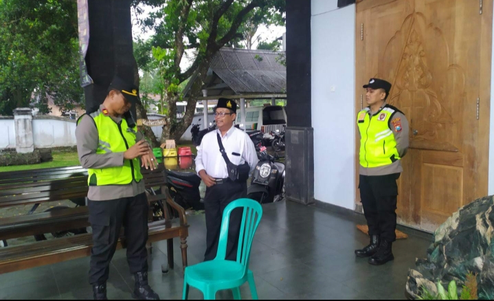 Kapolsek Pagelaran Tinjau Langsung Kesiapan Pengamanan Ibadah Kamis Putih di GKJW Desa Suwaru