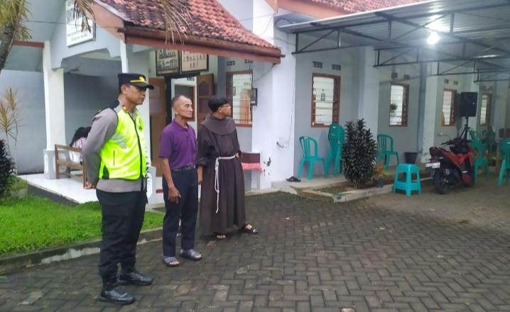 Kapolsek Pagelaran Pantau Langsung Pengamanan Ibadah Kamis Putih di Gereja Santo Agustinus Desa Sidorejo