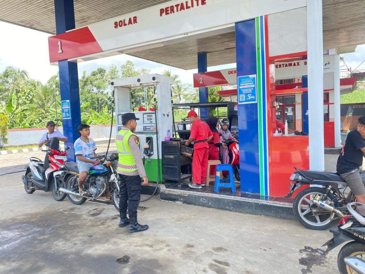 Polsek Donomulyo Laksanakan Patroli di SPBU, Sampaikan Himbauan Kamtibmas