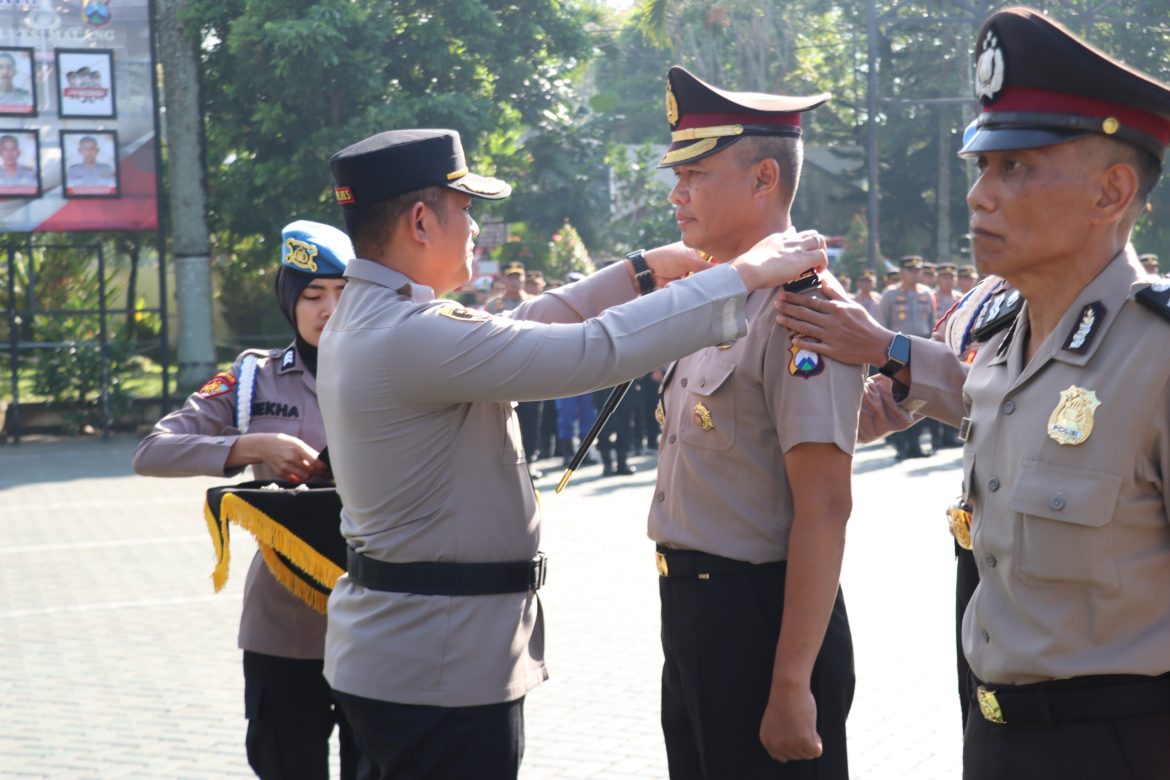 Polres Malang Gelar Upacara Kenaikan Pangkat Pengabdian, Tiga Personel Terima Penghargaan