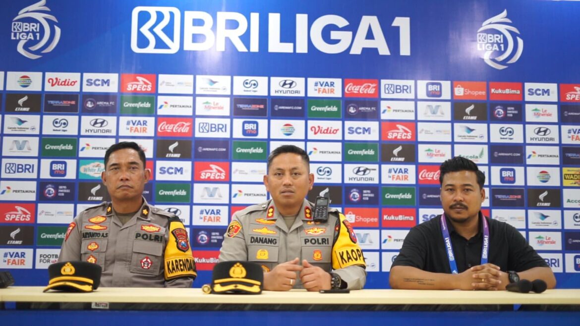 Pertandingan Perdana di Stadion Kanjuruhan Berjalan Tertib, Oknum Pelempar Bus Diburu