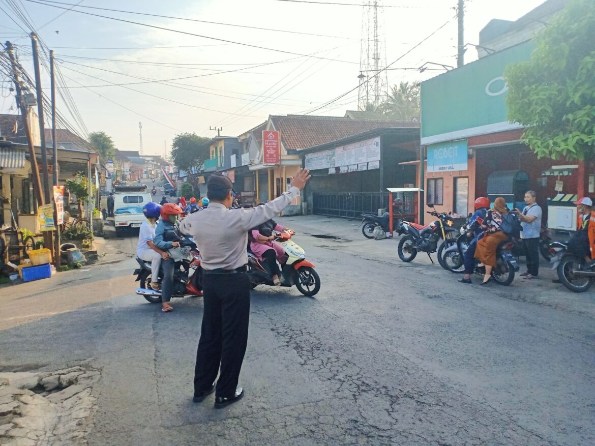 Polsek Donomulyo Laksanakan Giat Rutin Poros Pagi