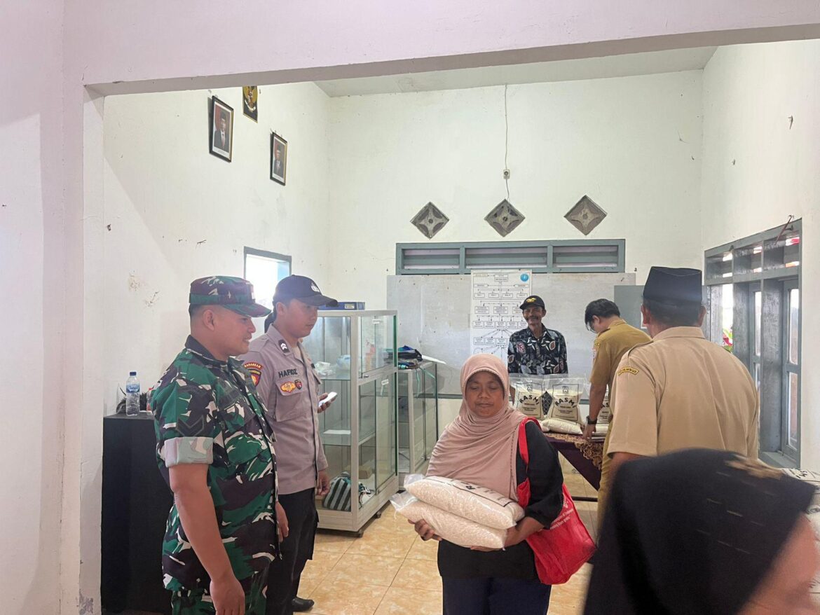 Bhabinkamtibmas Desa Tempursari Dampingi Penyaluran Bantuan Beras dari Badan Pangan Nasional