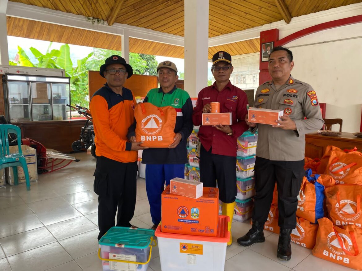 Polres Malang Gerak Cepat Tangani Banjir dan Longsor di Tirtoyudo