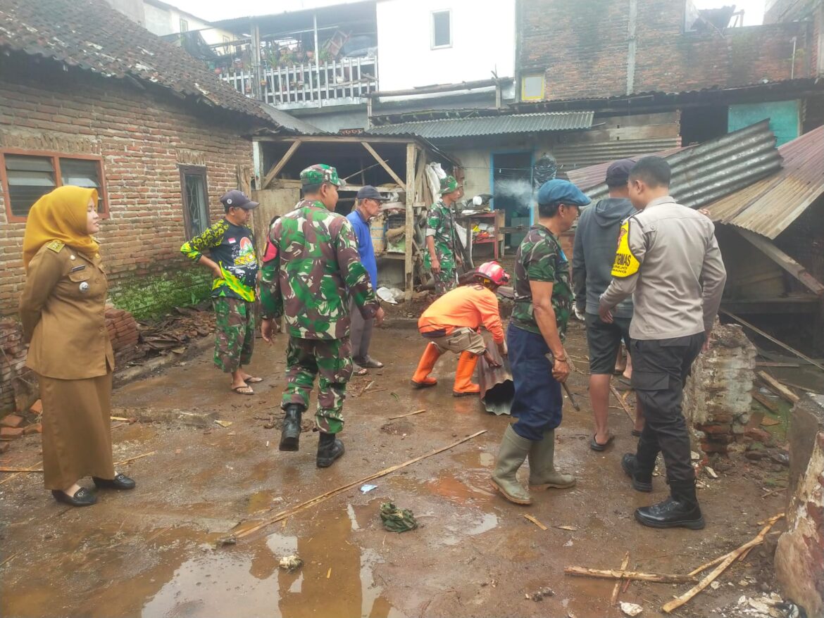 Rumah Warga di Lawang Roboh Dimakan Usia, TNI-Polri hingga Warga Kompak Gelar Kerja Bakti