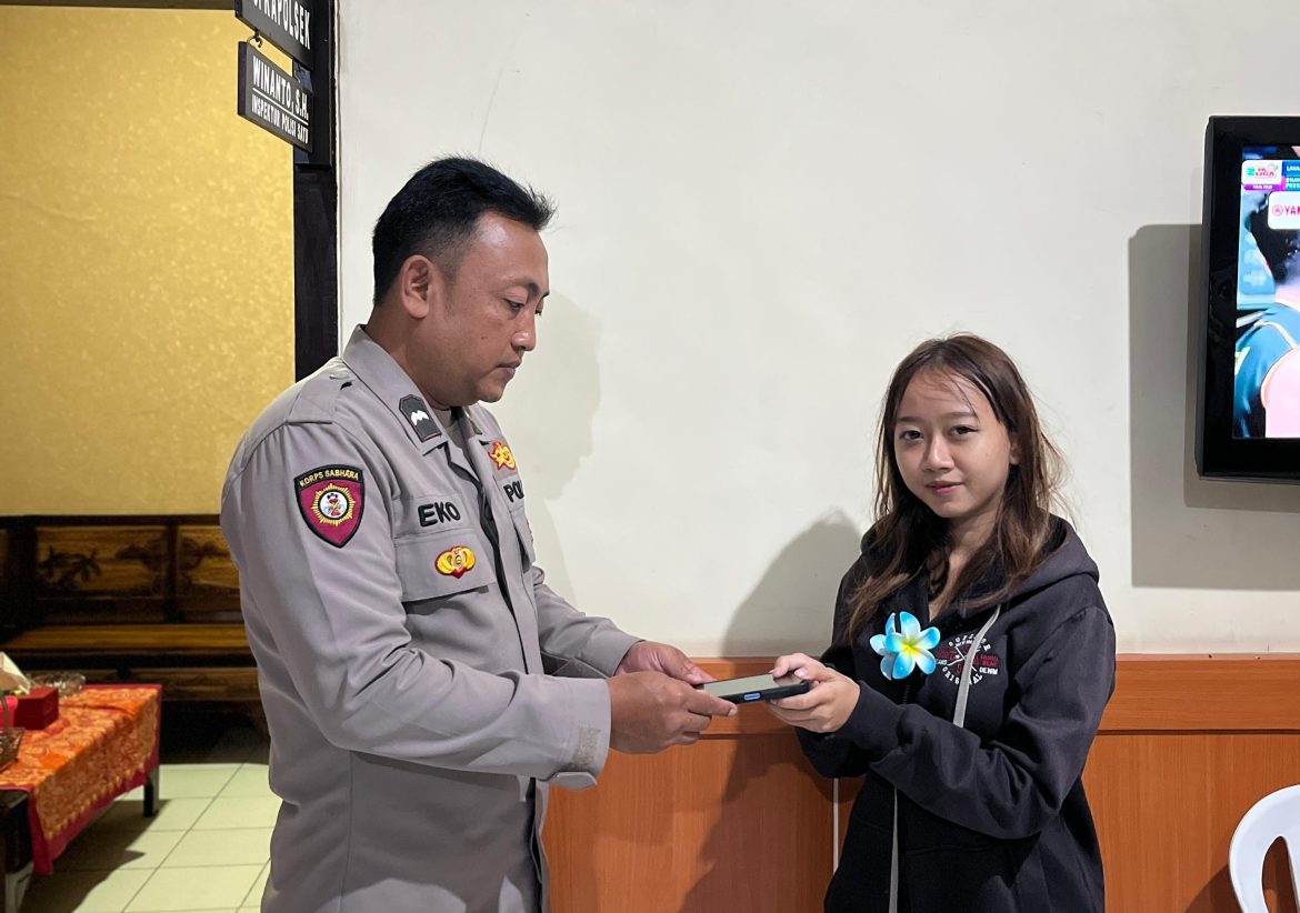 Gerak Cepat, Anggota Polsek Tumpang Berhasil Temukan HP Warga yang Hilang