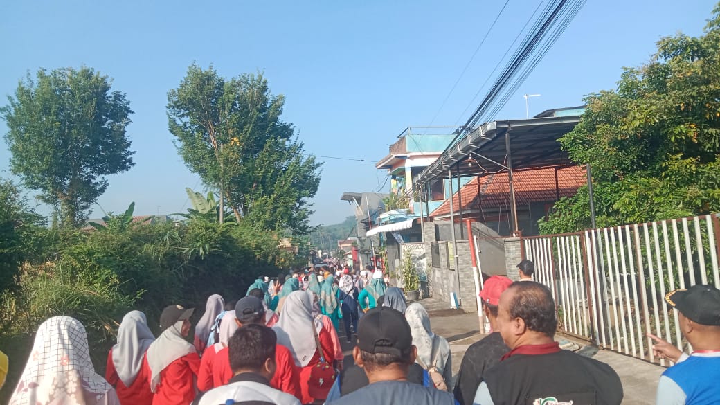 Peringatan Hardiknas Korwil Turen, Diwarnai Gerak Jalan Sehat