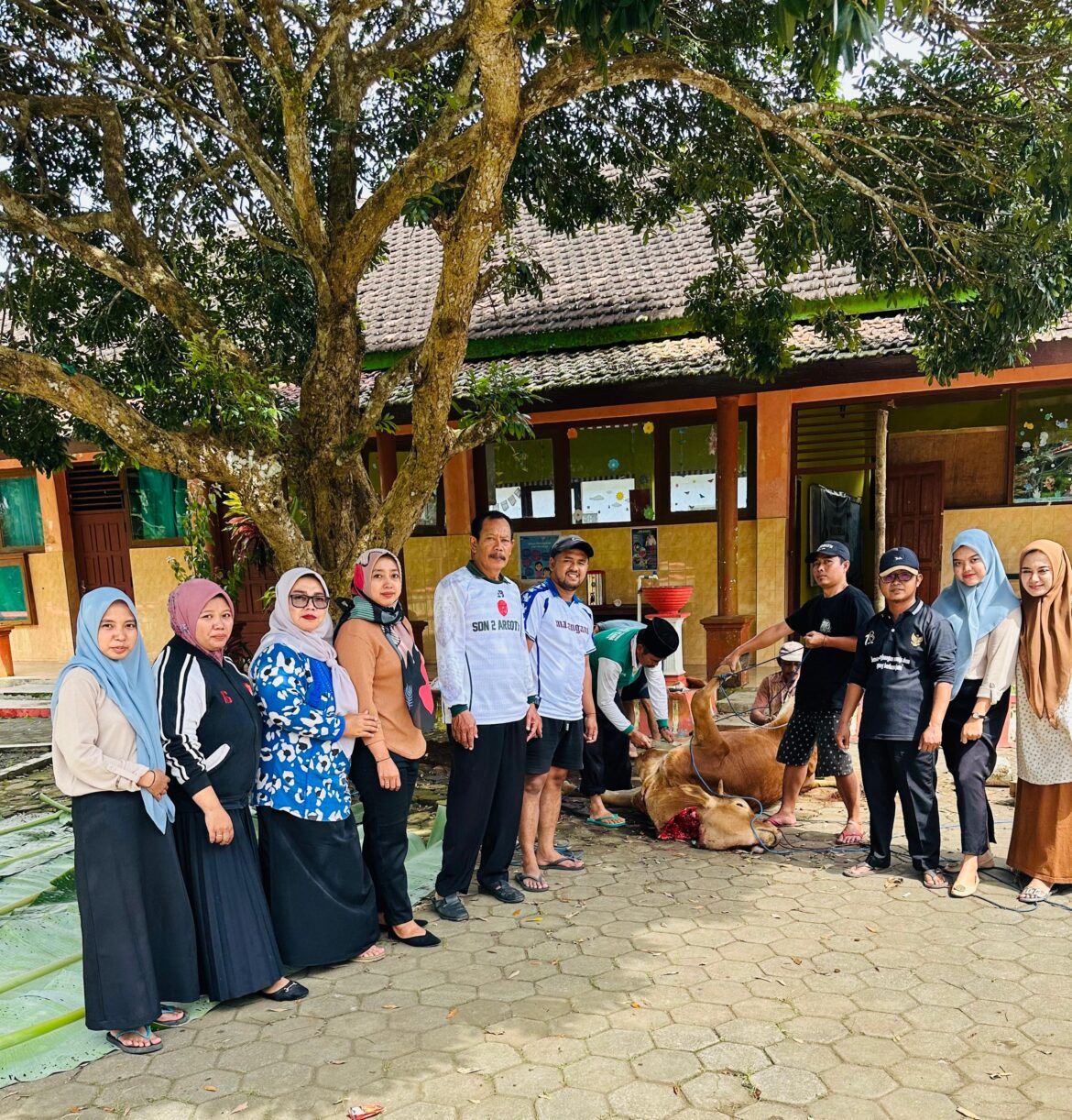 Tanamkan Semangat Berbagi, SDN 2 Argotirto Potong Hewan Kurban