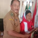 Peduli Hari Besar Nasional, Nenek Ngatiyah Datangi Kantor Desa Tambakasri