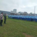 Penuh Semangat, Kanit Samapta Polsek Tumpang Latih Siswa Baris Berbaris Saat MPLS