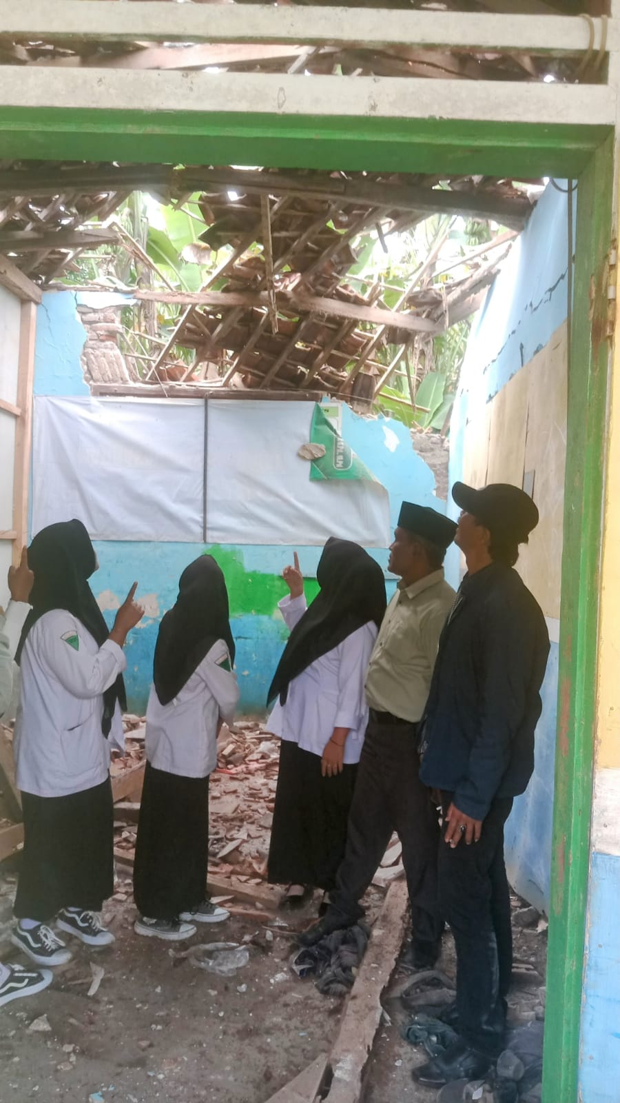 Atap Ruang MA Al-Hisi Ringinsari Sumawe Ambruk, Segini Besar Kerugian