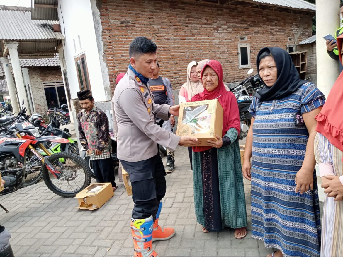 Polsek Poncokusumo Laksanakan Patroli FORKOPIMCAM Disertai Penyerahan Bansos bersama Komunitas Trail di Dusun Sumberdewo