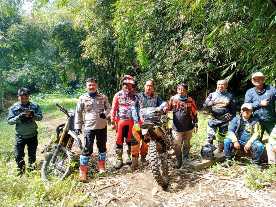 Polsek Poncokusumo Laksanakan Patroli FORKOPIMCAM Disertai Penyerahan Bansos bersama Komunitas Trail di Dusun Sumberdewo
