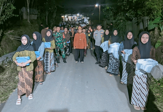 Kirab Tumpeng Meriahkan Bersih Desa Tanggung