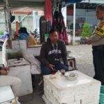 Anggota Polsek Gondanglegi Aiptu Zamroni Sampaikan Pesan Kamtibmas Kepada Juru Parkir Gentong Kuning