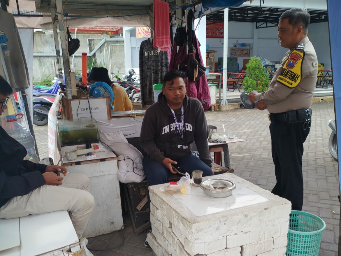 Anggota Polsek Gondanglegi Aiptu Zamroni Sampaikan Pesan Kamtibmas Kepada Juru Parkir Gentong Kuning