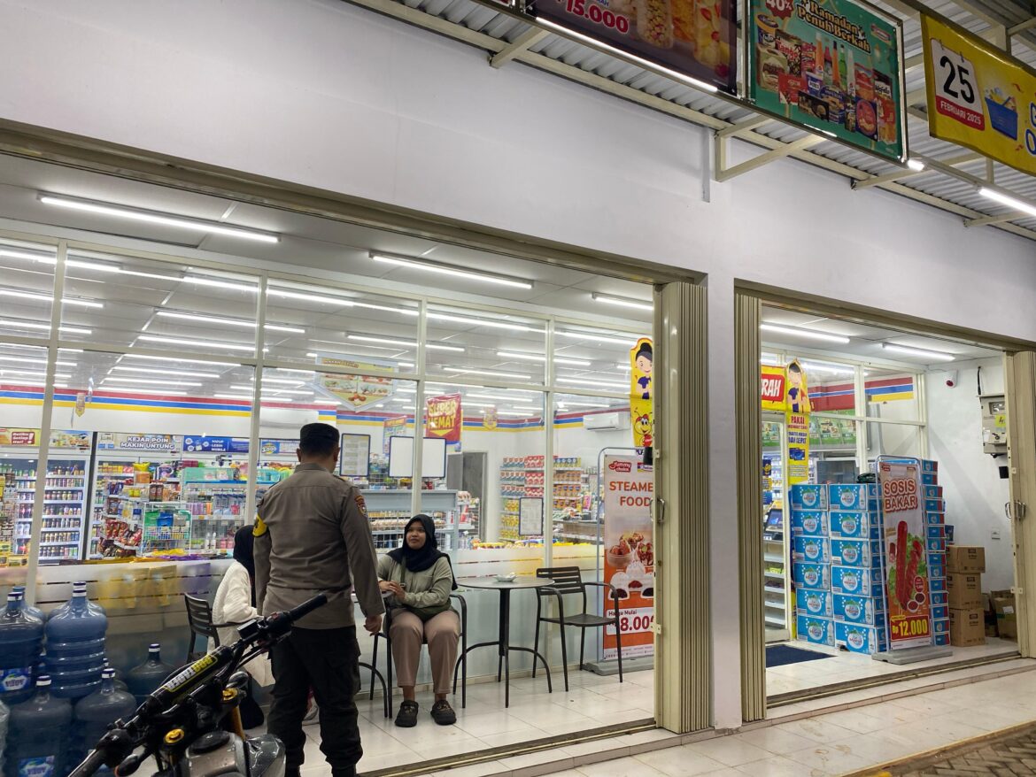 Bhabinkamtibmas Donomulyo Edukasi Remaja yang Menongkrong pada Malam hari Tentang Pencegahan Kriminalitas