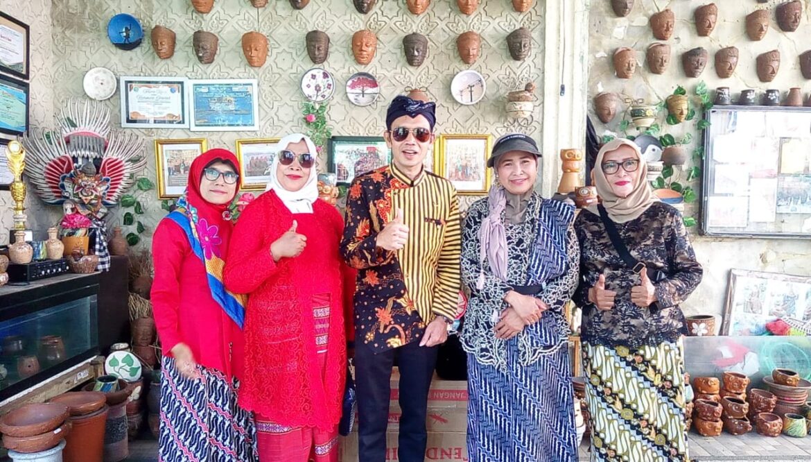 Meriahkan HUT RI Ke 80 Tahun di Sepanjang Kali Brantas Kampung Gerabah Bentangkan Sangsaka Merah Putih
