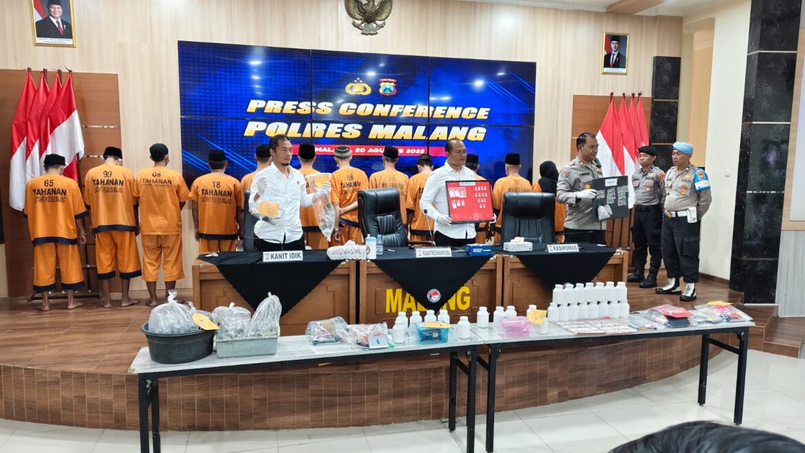 Polres Malang Bekuk 14 Pengedar Narkoba, Barang Bukti Hampir Rp300 Juta Disita