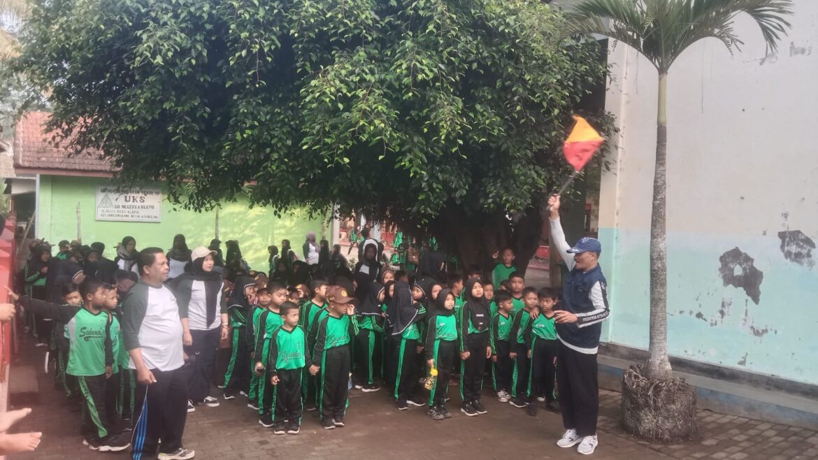 Meriahkan HUT RI ke-80, SDN 1 Klepu Gelar Gerak Jalan Sehat
