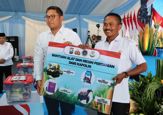 Polri Serahkan Bantuan Alat Pertanian dan Bibit ke Petani Malang