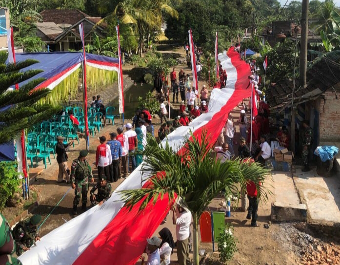 Rayakan HUT RI ke-80, Warga Kedungbanteng Bentangkan Bendera Merah Putih Sepanjang 80 Meter