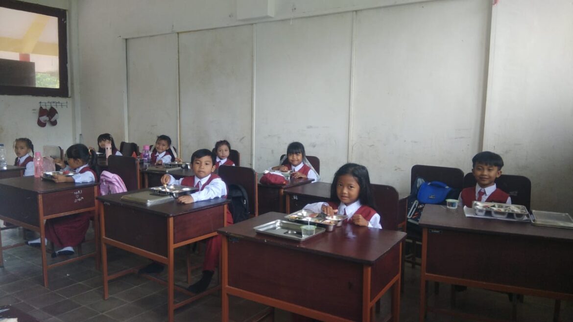 Siswa SDN 1 Argotirto Sambut Antusias MBG Perdana