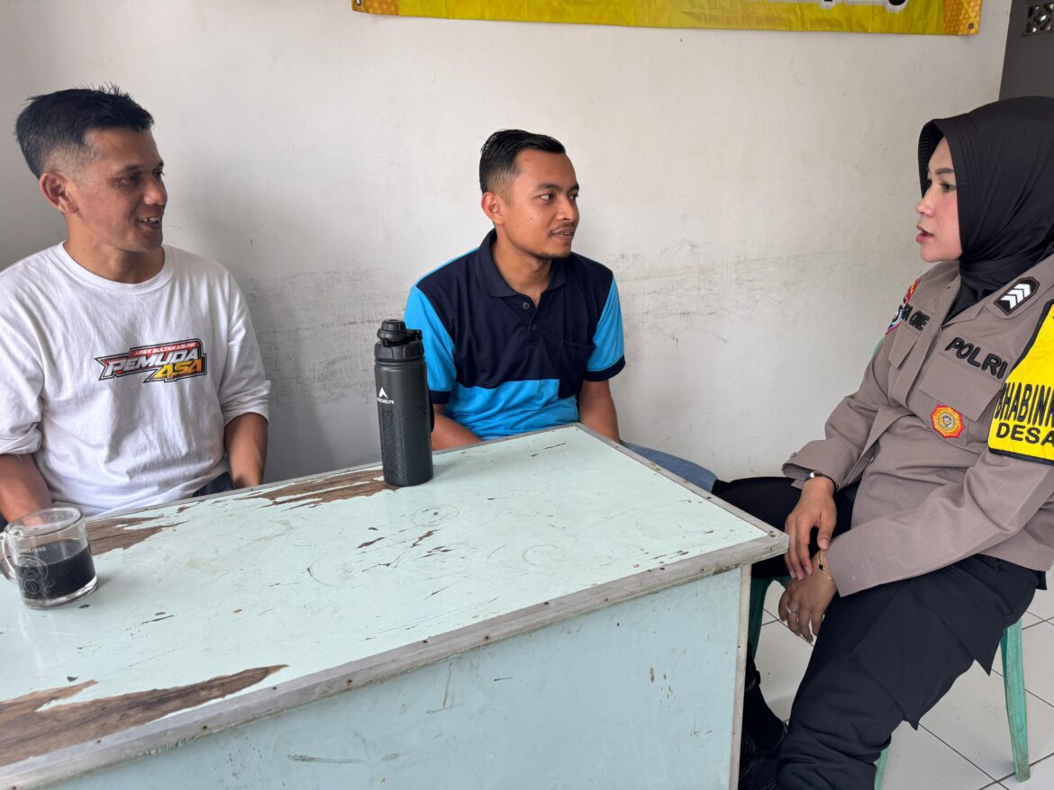 Jaga Sinergritas Polri Dengan Perangkat Desa, Bhabinkamtibmas Brigadir Rifa Lakukan Sambang Ke Kantor Desa Jeru