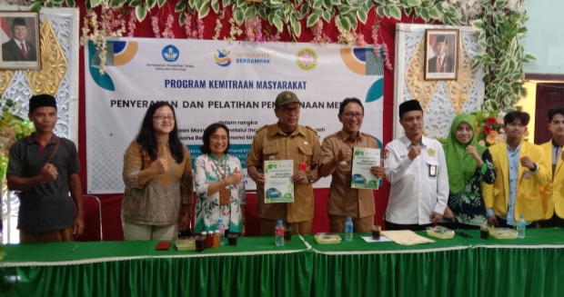 Dikukuhkan Sebagai Kampung Zakat, Desa Jambangan Dapat Bantuan Alat Pengelolaan Sampah dan UMKM