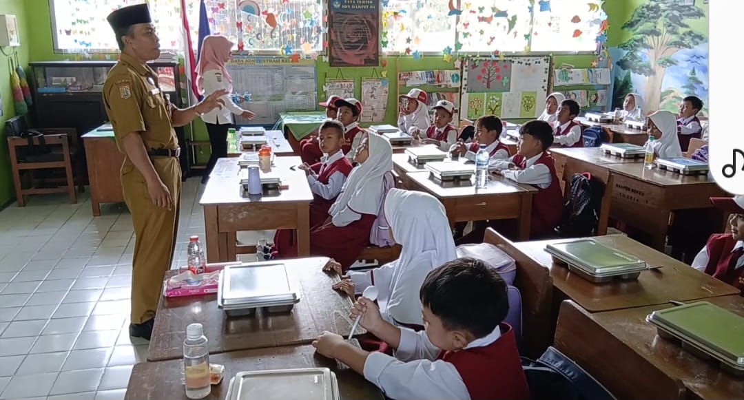 SDN 04 Dampit Terima Makan Bergizi Gratis, Pihak Kepala Sekolah Beri Apresiasi Program MBG Presiden Prabowo Subianto