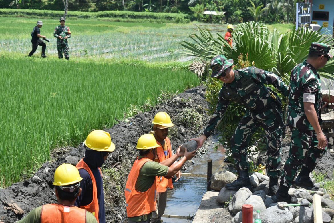 Dandim 0818/Malang-Batu Letkol CZI Bayu Nugroho Letakan Batu Pertama Pembuatan Drainase TMMD Ke-126