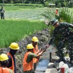 Dandim 0818/Malang-Batu Letkol CZI Bayu Nugroho Letakan Batu Pertama Pembuatan Drainase TMMD Ke-126
