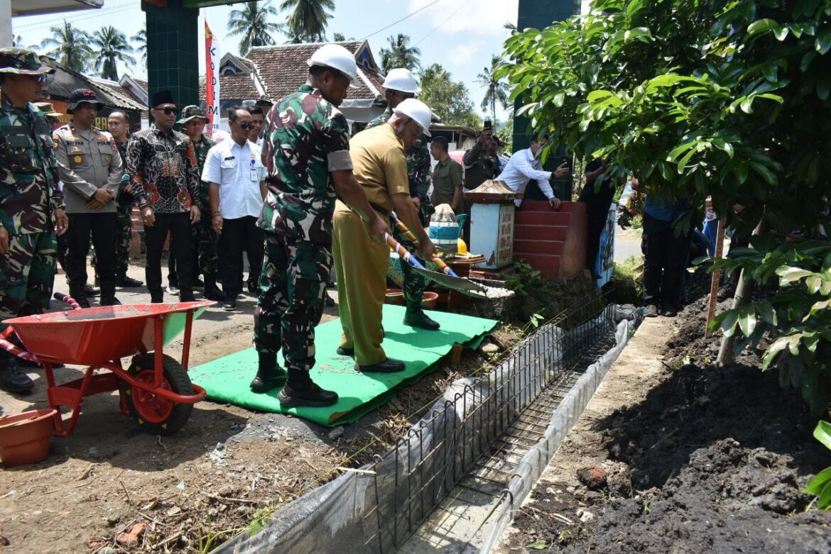 Bupati Malang bersama Dandim 0818/Malang-Batu Tinjau Sasaran Drainase TMMD Ke-126 di Desa Lebakharjo 