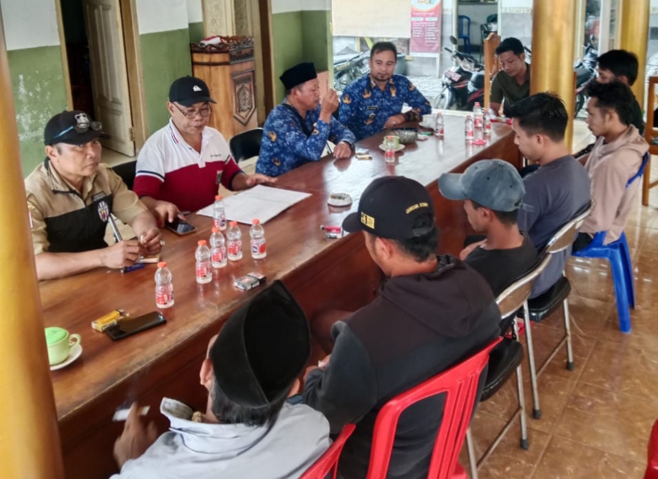 Diberitakan Intimidasi Warga, Kades Kedungbanteng Angkat Bicara