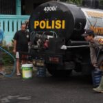 Polres Malang Salurkan 4.000 Liter Air Bersih ke Warga Lawang Terdampak Longsor