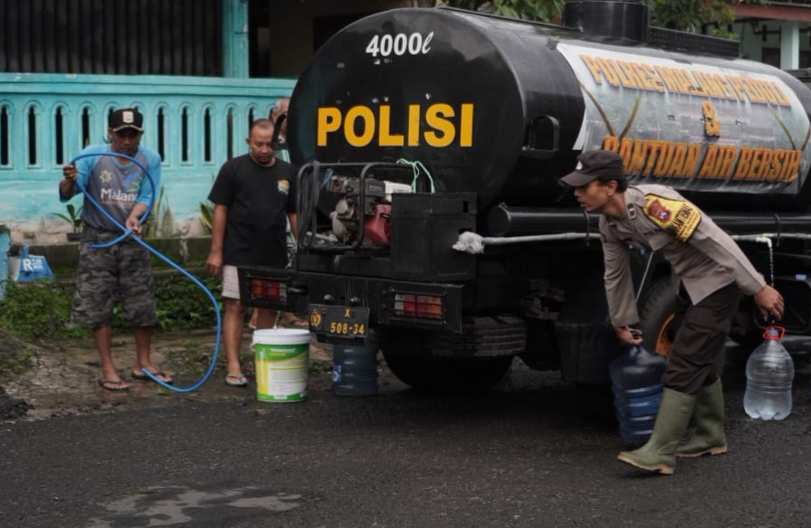 Polres Malang Salurkan 4.000 Liter Air Bersih ke Warga Lawang Terdampak Longsor