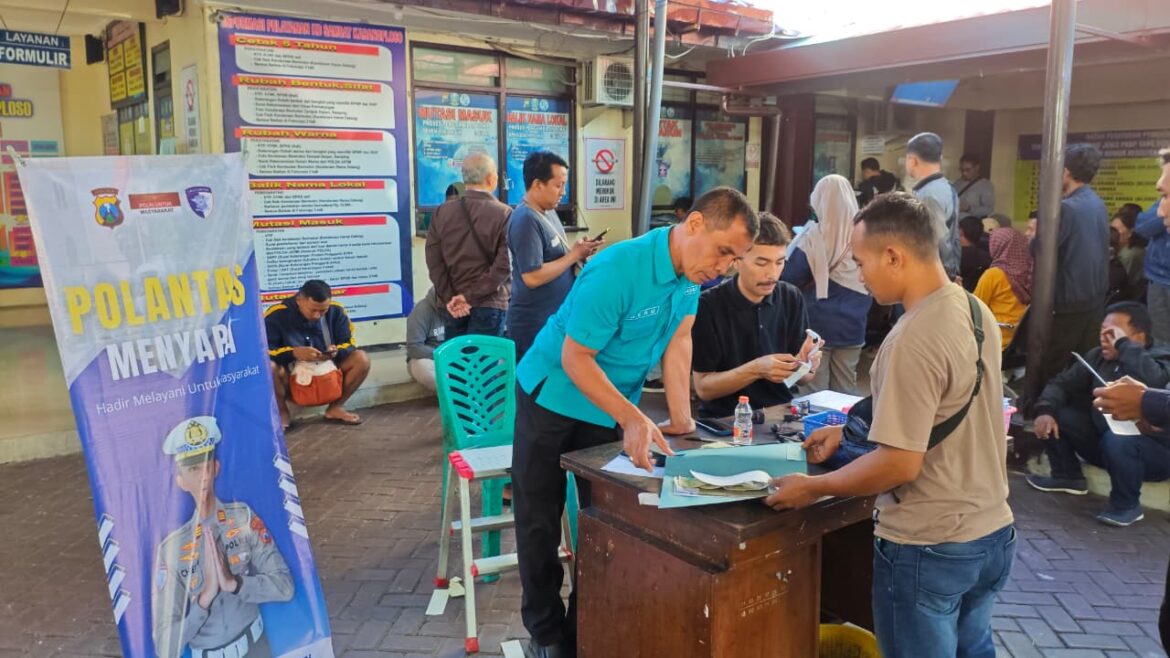 Polantas Menyapa, Samsat Karangploso Bagikan Edukasi Cegah Penipuan Online Kepada Wajib Pajak