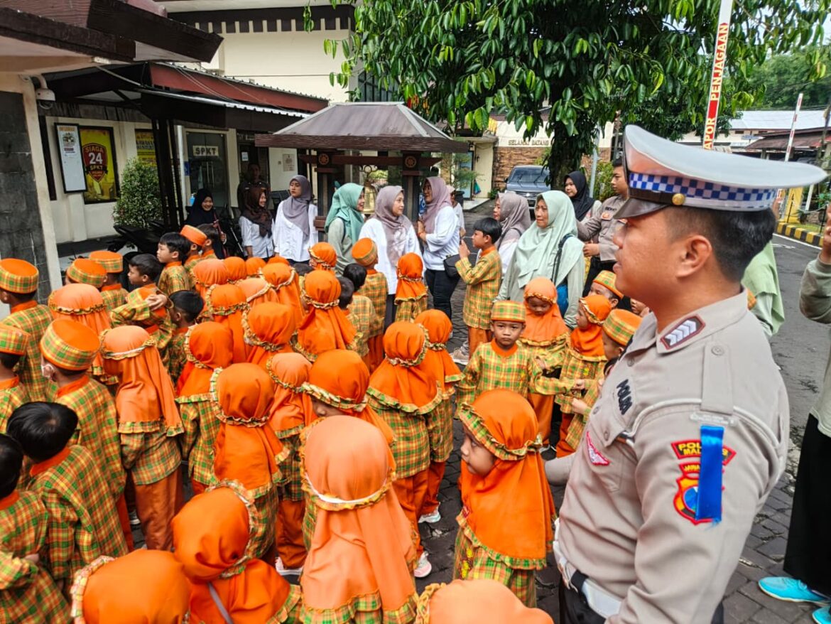 Operasi Zebra Semeru 2025, Satlantas Polres Malang Ajak 137 Murid TK Muslimat NU Dewi Masitoh I Belajar Tertib Lalu Lintas