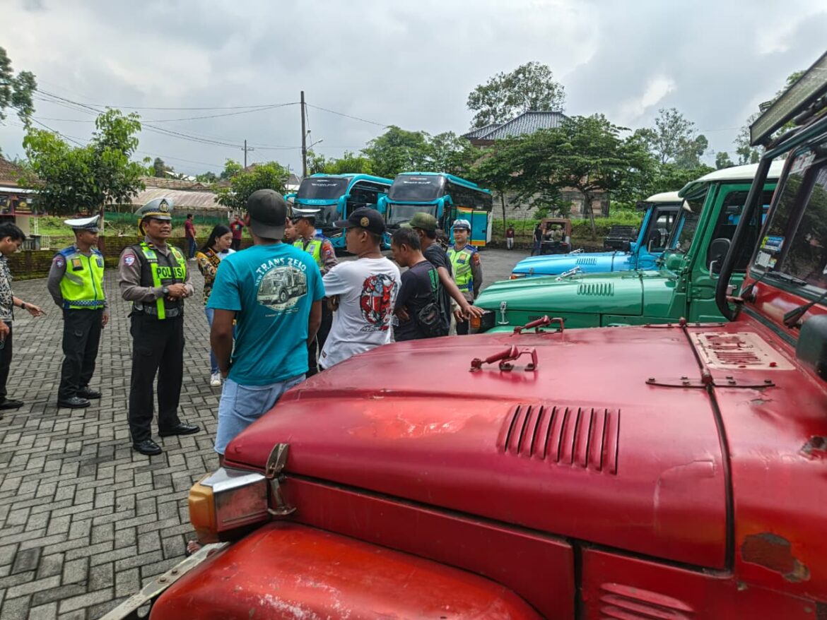 Satlantas Polres Malang Gandeng Komunitas Jeep Sosialisasikan Tertib Berlalu Lintas