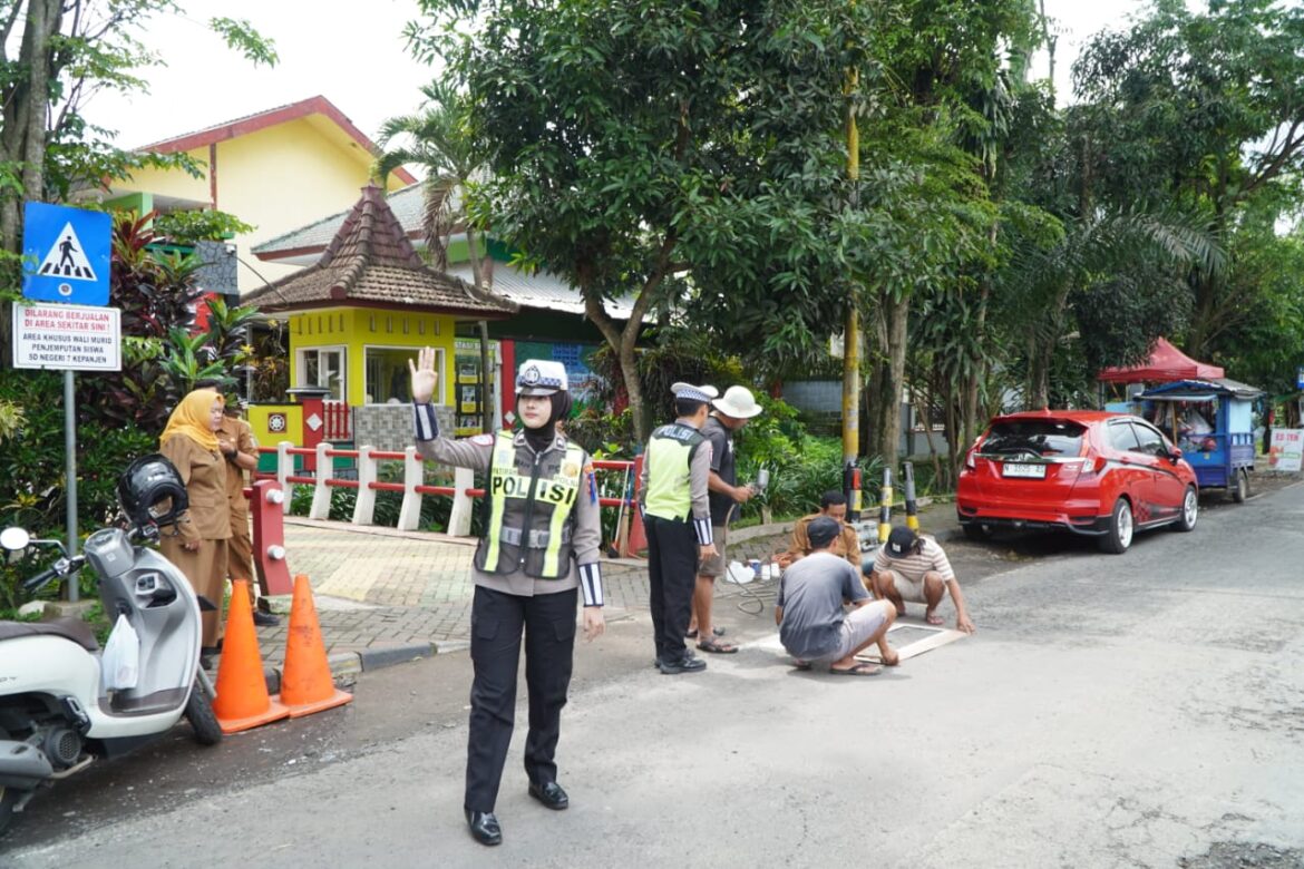 Fokus Pejalan Kaki, Satlantas Polres Malang Benahi Zebra Cross di Operasi Zebra Semeru
