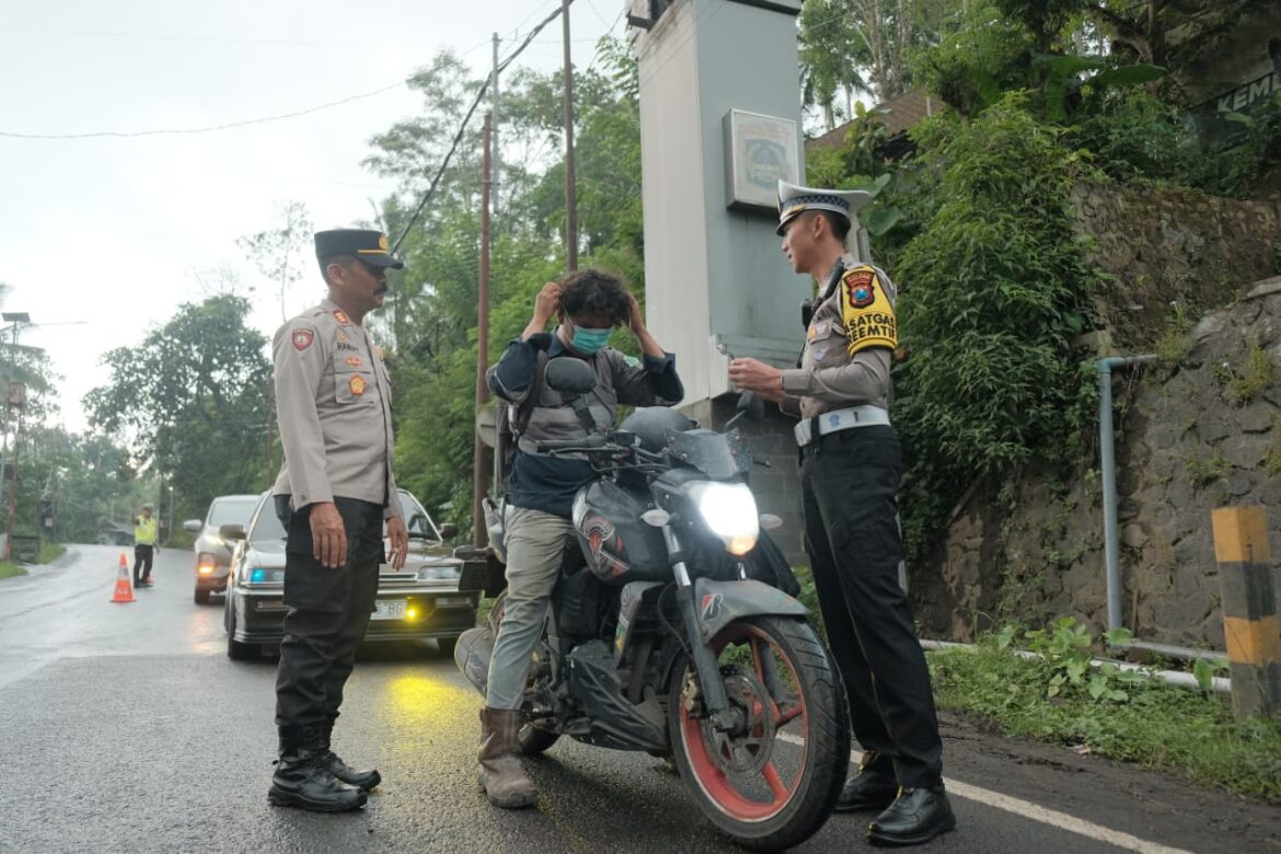 Satlantas Polres Malang Bagikan Masker ke Pengendara Terdampak Semeru di Perbatasan Malang-Lumajang