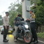 Satlantas Polres Malang Bagikan Masker ke Pengendara Terdampak Semeru di Perbatasan Malang-Lumajang