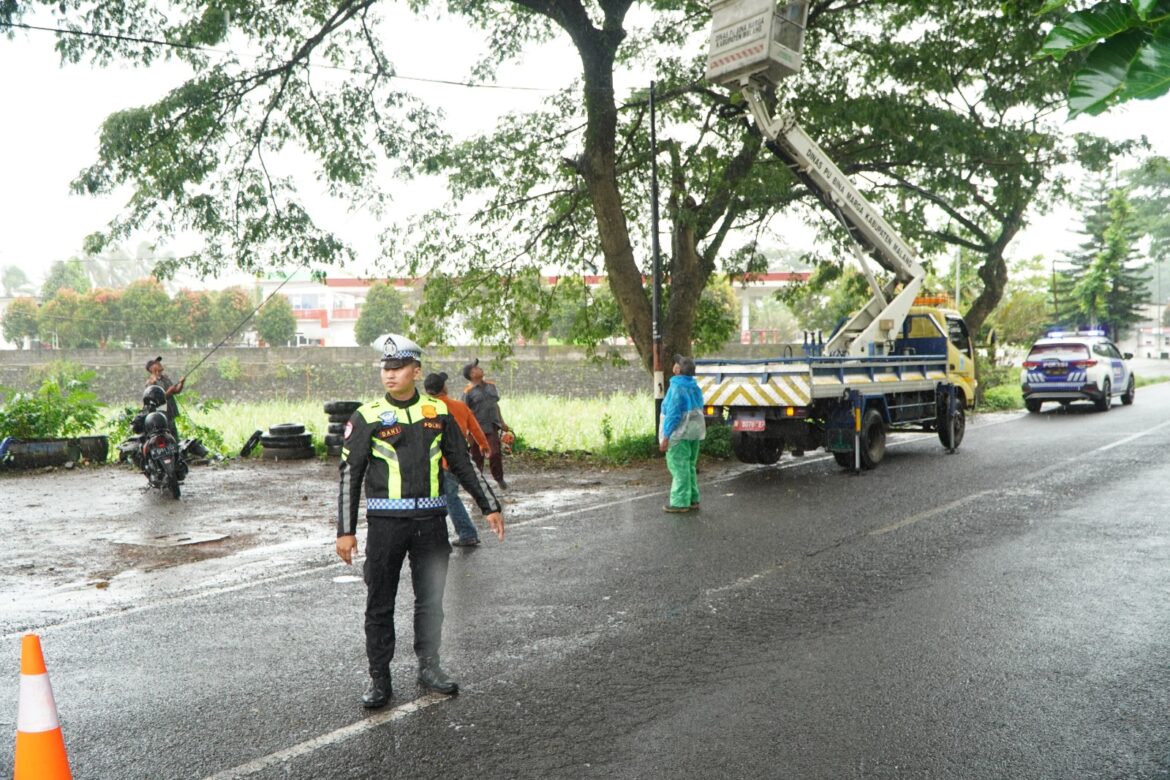 Operasi Zebra Semeru 2025, Satlantas Polres Malang Pangkas Ranting Pohon di Jalibar