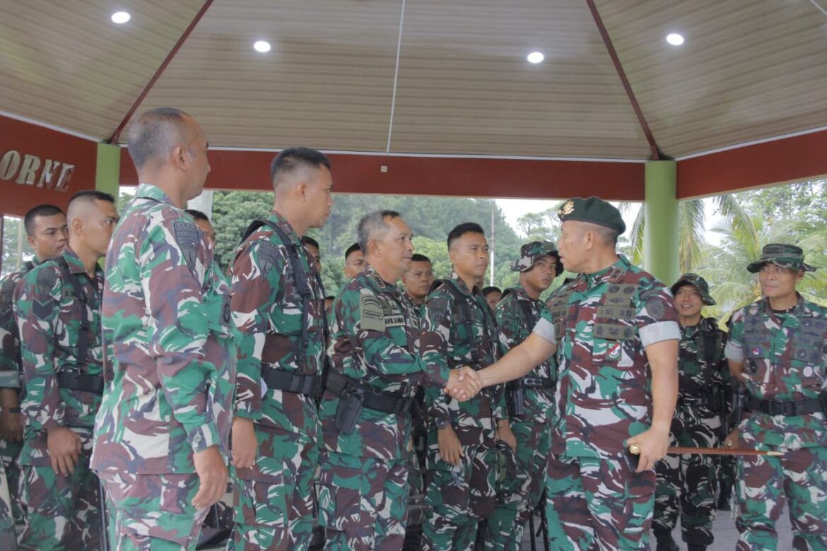 Panglima Ambil Jam Pimpinan untuk Pelatih Terjun Payung