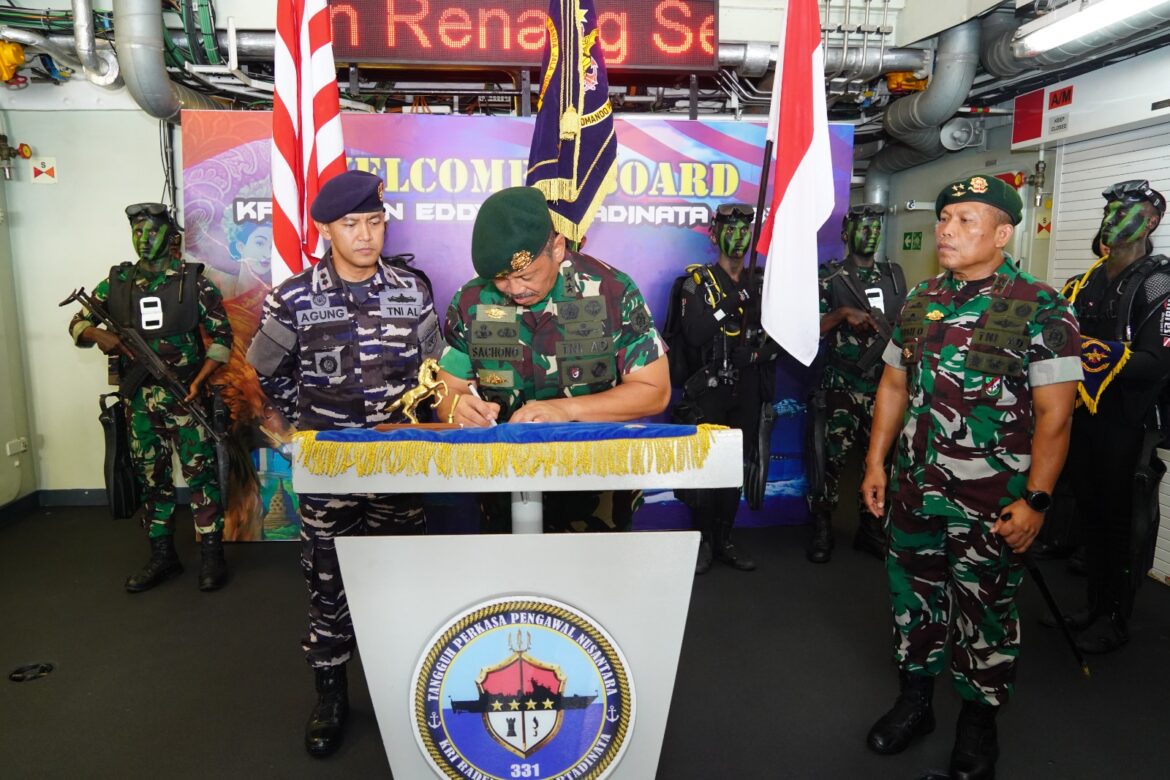 Kaskostrad dan Pangdivif 2 Kostrad Tinjau Latihan Pembentukan Taipur