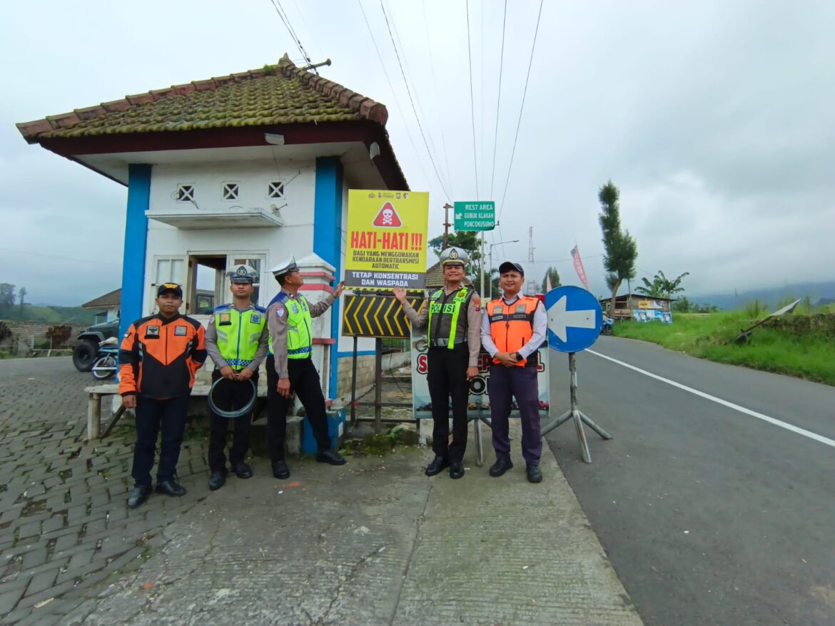 Cegah Kecelakaan, Polres Malang Pasang Banner Imbauan di Jalur Bromo